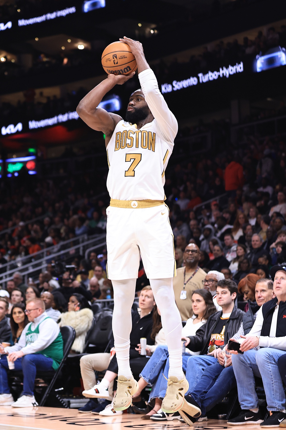 效率低了点!杰伦·布朗近8场场均31.1分7.3板 命中率43.6%